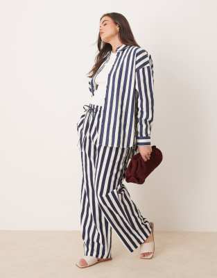 ASOS DESIGN Curve - Hose in Leinenoptik mit marineblauen Streifen und elastischem Bund, Kombiteil-Bunt