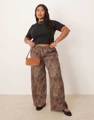 ASOS DESIGN Curve - Hose mit weitem Bein, Leopardenmuster und Waffelstruktur-Bunt