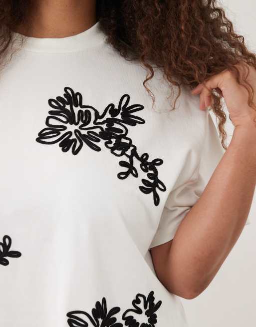 ASOS DESIGN Curve - Hvid T-shirt med cornelli-blomsterdetaljer og firkantet pasform, 3 af 4
