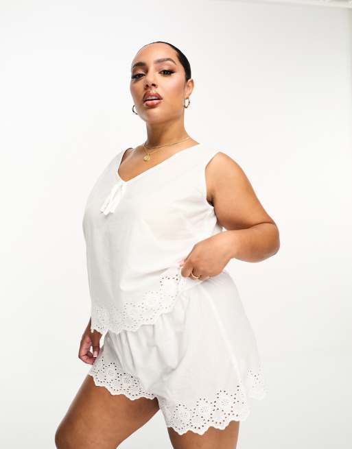 ASOS DESIGN Curve - Hvidt pyjamassæt med broderet cami og shorts - Kun hos ASOS