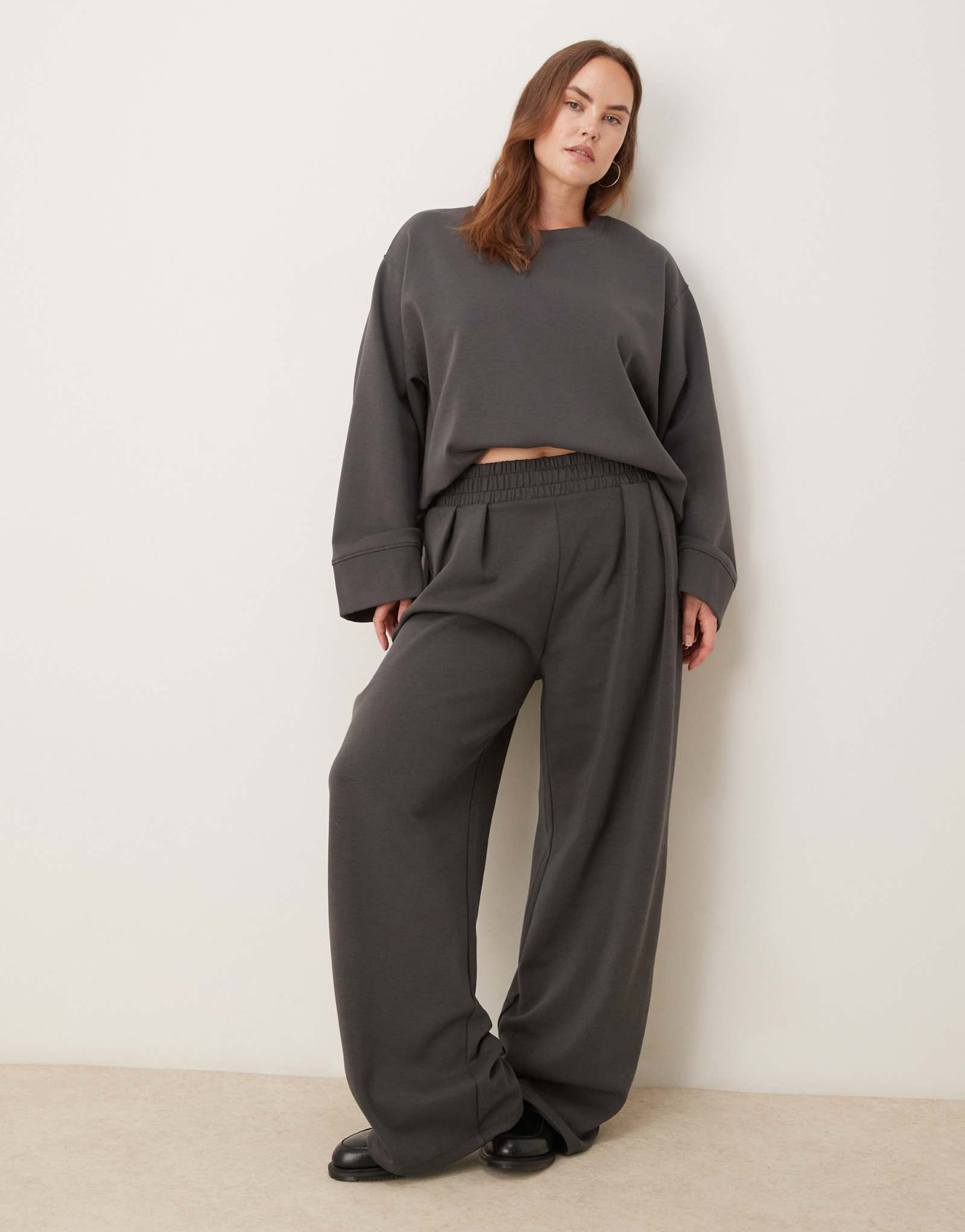 Очень широкие брюки ASOS DESIGN Curve interlock цвета древесного угля