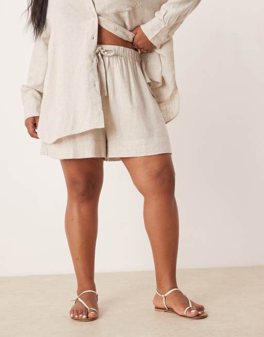 ASOS DESIGN Curve – Isabel – Kombinierbare Strand-Shorts in Leinenoptik, in neutralem Farbton, 2 von 5