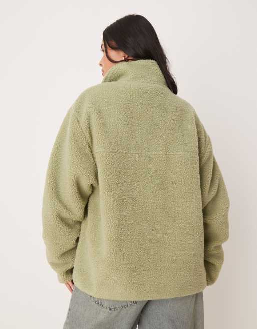 ASOS DESIGN Curve – Jacke aus Teddy-Fleece in Salbeigrün mit Reißverschluss, 2 von 4