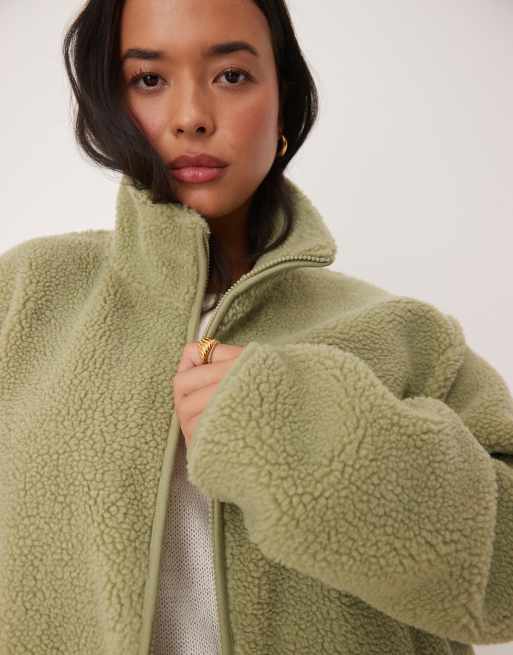 ASOS DESIGN Curve – Jacke aus Teddy-Fleece in Salbeigrün mit Reißverschluss, 3 von 4
