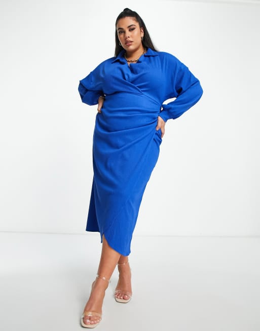 ASOS DESIGN Curve – Jaskrawoniebieska teksturowana kopertowa sukienka midi z kołnierzykiem