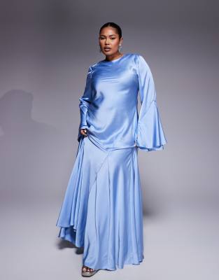 ASOS DESIGN Curve – Jasnoniebieska satynowa sukienka maxi z długimi rękawami i pełną spódnicą z godetami - view 1