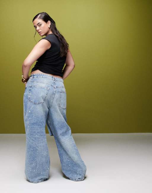 ASOS DESIGN Curve Jean baggy coupe boyfriend a taille mi haute avec dechirures et taches de peinture Bleu moyen