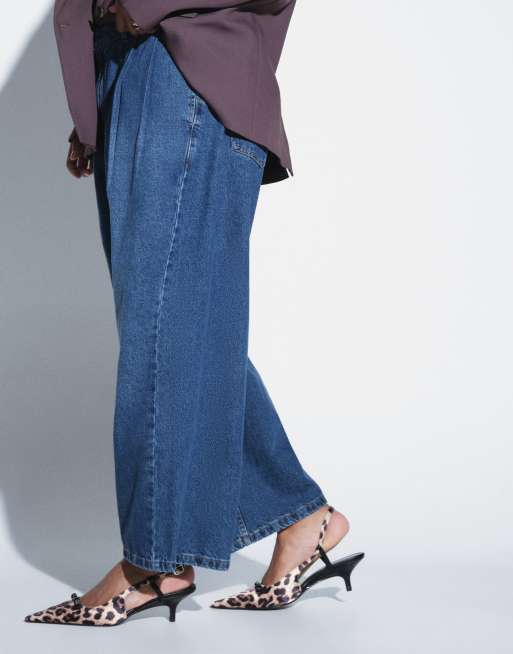 ASOS DESIGN Curve jeans horseshoe con pieghe sul davanti in blu medio autentico, 2 di 5