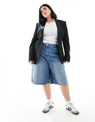 ASOS DESIGN Curve - Jeans-Jorts in verwaschenem Mittelblau mit weitem, langem Schnitt