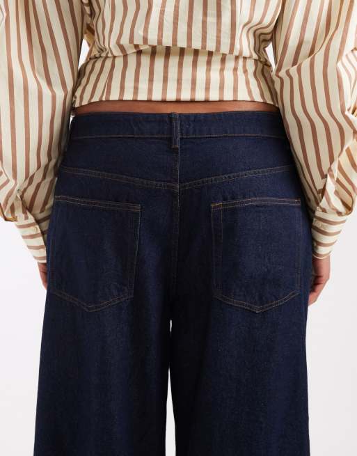 ASOS DESIGN Curve Jeans mit Falten vorne und Horseshoe-Schnitt in Rinse, 3 von 5