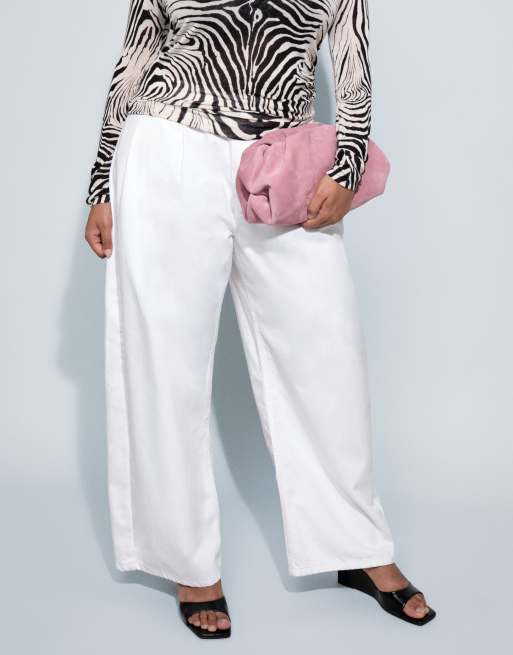 ASOS DESIGN Curve Jeans mit Falten vorne und Horseshoe-Schnitt in Weiß, 2 von 9