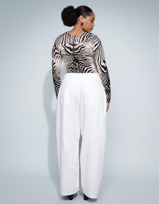 ASOS DESIGN Curve Jeans mit Falten vorne und Horseshoe-Schnitt in Weiß, 3 von 9