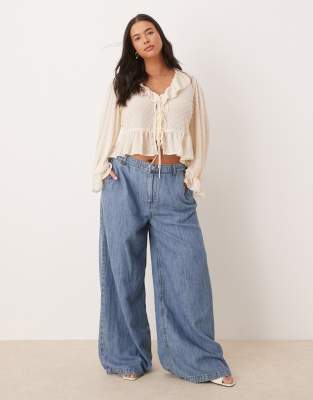 ASOS DESIGN Curve - Jeans mit Leinenanteil in hellem Mittelblau mit weitem Bein