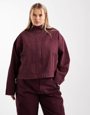 ASOS DESIGN Curve - Jeansjacke in Burgunderrot mit Stehkragen, Kombiteil