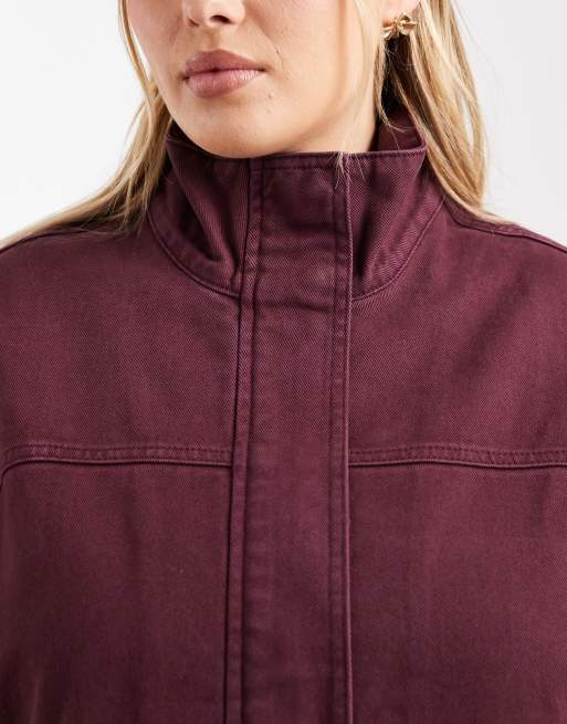 ASOS DESIGN Curve – Jeansjacke in Burgunderrot mit Stehkragen, Kombiteil, 3 von 4