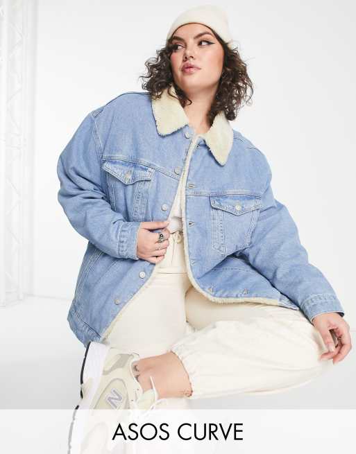 ASOS DESIGN Curve Jeansjacke in verwaschenem Blau mit Teddyfell ASOS