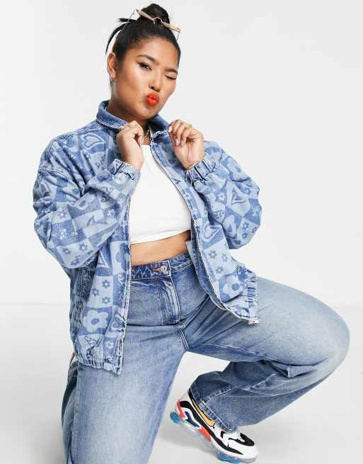 ASOS DESIGN Curve Jeansjacke mit durchgehendem ReiBverschluss und Monogramm Lasermuster im 70er Jahre Stil Kombiteil ASOS