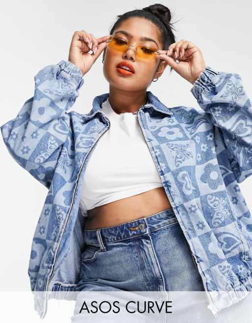 ASOS DESIGN Curve – Jeansowa kurtka w stylu lat 70. zapinana na zamek ze wzorem z monogramem 