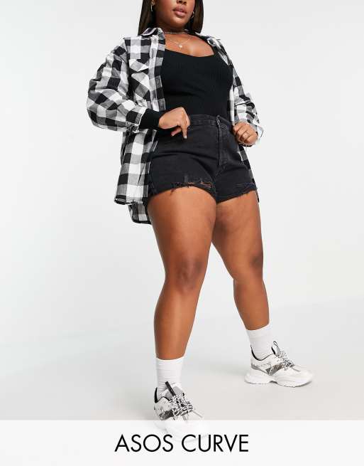 ASOS DESIGN Curve – Jeansowe szorty o luźnym kroju ze średnim stanem w kolorze spranej czerni z rozcięciami