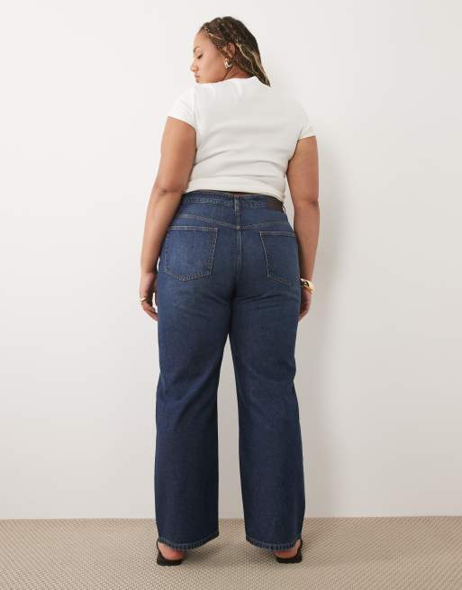ASOS DESIGN Curve jeansy o prostych, szerokich nogawkach w ciemnym średnim spraniu, 3 z 5