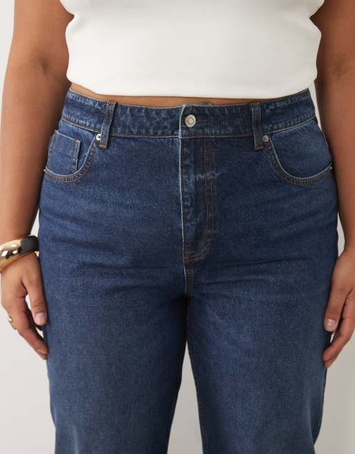 ASOS DESIGN Curve jeansy o prostych, szerokich nogawkach w ciemnym średnim spraniu, 4 z 5