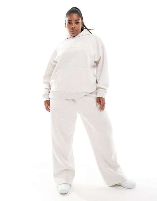 ASOS DESIGN Curve - Joggingbroek met rechte pijpen en chenille New Jersey-opdruk in gemêleerd beigebruin, deel van co-ord set