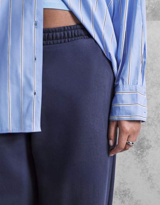 ASOS DESIGN Curve – Jogginghose in Marineblau mit weicher Innenseite und weitem Bein, 4 von 5