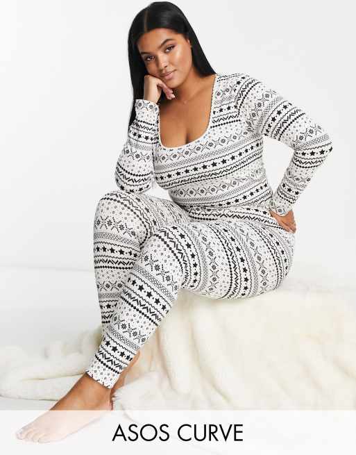 ASOS DESIGN Curve – Jul – Gräddvitt pyjamasset i fairislemönster med långärmad topp och leggings