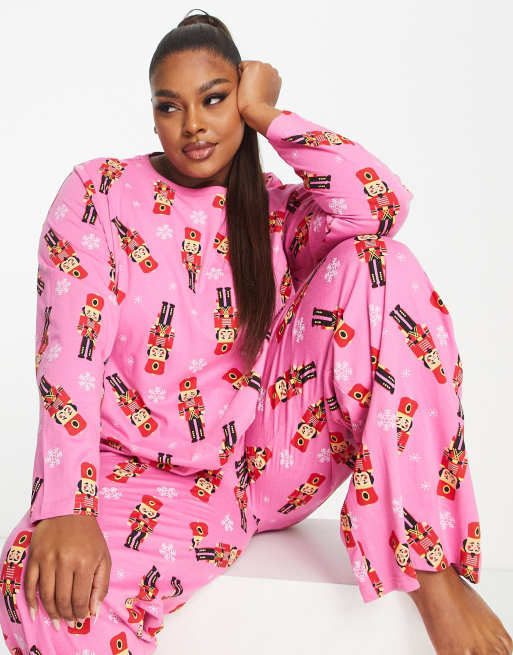 ASOS DESIGN Curve – Jul – Rosa pyjamas med långärmad topp och byxor med nötknäpparmönster