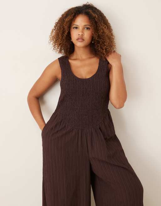 ASOS DESIGN Curve – Jumpsuit in Braun mit Knitterstruktur und U-Ausschnitt, 3 von 4