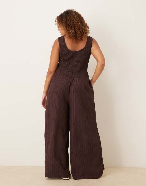 ASOS DESIGN Curve – Jumpsuit in Braun mit Knitterstruktur und U-Ausschnitt, 4 von 4