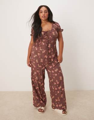 ASOS DESIGN Curve - Jumpsuit in Malve mit Blumenmuster, gesponnener Spitze und Korsetttaille-Bunt