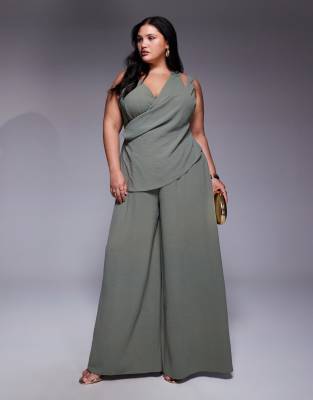 ASOS DESIGN Curve - Jumpsuit in Olivgrün mit zweifachen Trägern, tiefem Ausschnitt und weitem Bein