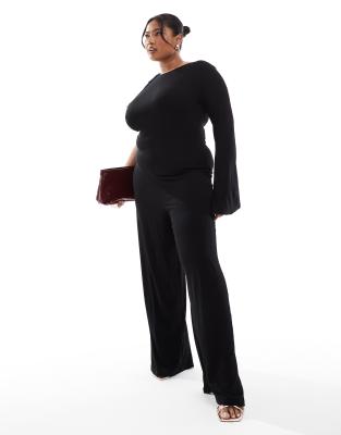 ASOS DESIGN Curve - Jumpsuit in Schwarz mit einem Ärmel, gebundenem Träger und weitem Bein