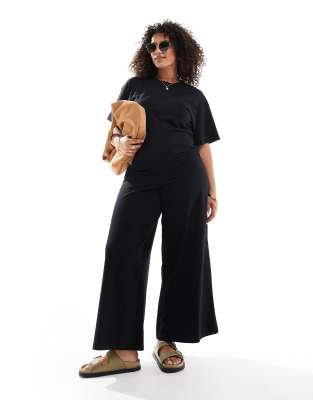 ASOS DESIGN Curve - Jumpsuit in Schwarz mit weitem Bein und geraffter Seite