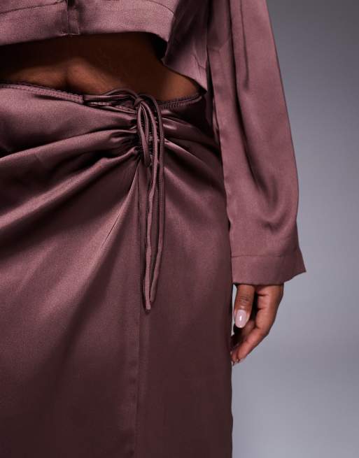 ASOS DESIGN Curve - Jupe longue d'ensemble satinée à détails froncés - Chocolat, 2 de 5