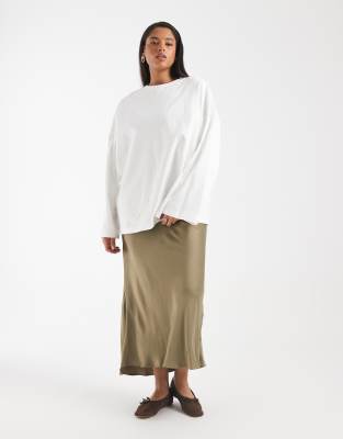 ASOS DESIGN Curve - Jupe longue en satin coupée en biais - Olive-Vert 46