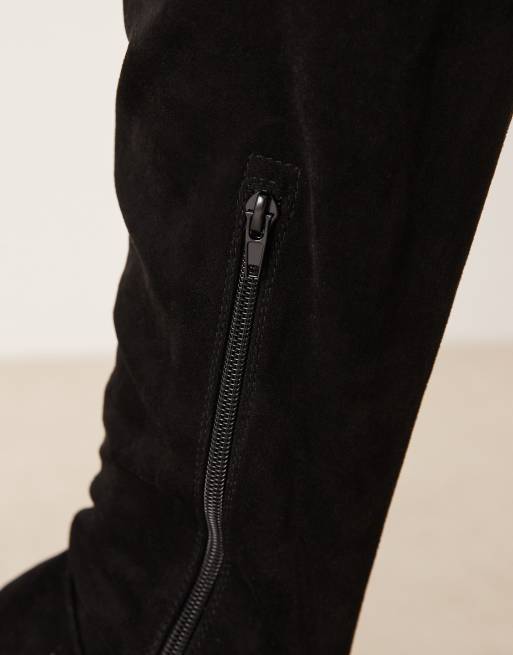 ASOS DESIGN Curve – Kacey – Elegante, flache Overknee-Stiefel in Schwarz aus Wildlederimitat, 4 von 4