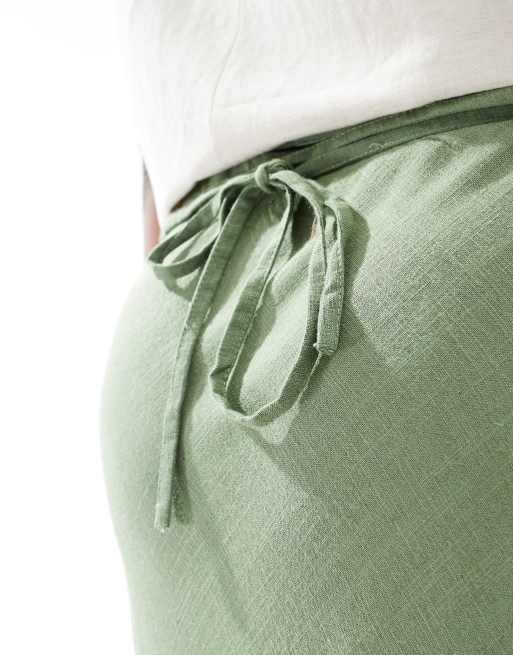ASOS DESIGN Curve – Kakifärgad, diagonalskuren maxikjol i linnemix, 3 av 5