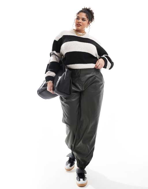 ASOS DESIGN Curve – Kakifärgade mjukisbyxor i läderimitation