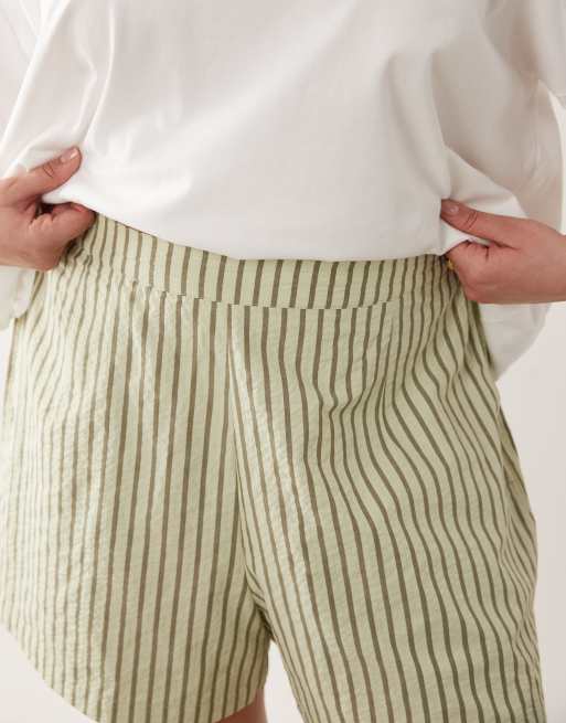 ASOS DESIGN Curve – Kakifärgade, randiga, vippiga shorts med textur och resårmidja, 3 av 5