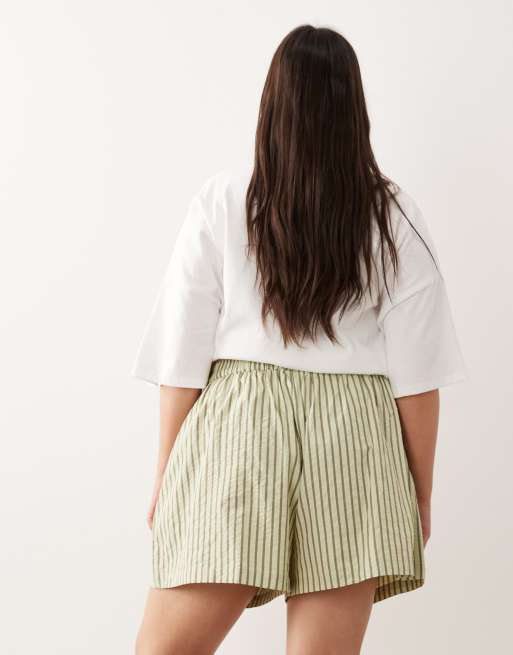 ASOS DESIGN Curve – Kakifärgade, randiga, vippiga shorts med textur och resårmidja, 5 av 5