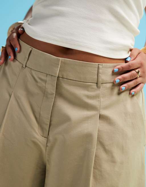 ASOS DESIGN Curve – Kamelfärgade, långa safarishorts med veck framtill, 2 av 5