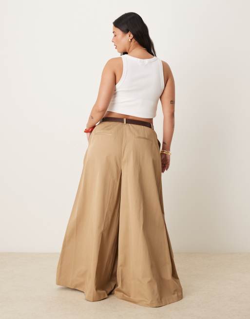 ASOS DESIGN Curve – Kamiennobeżowe dopasowane plisowane spodnie z szerokimi nogawkami, 2 z 5