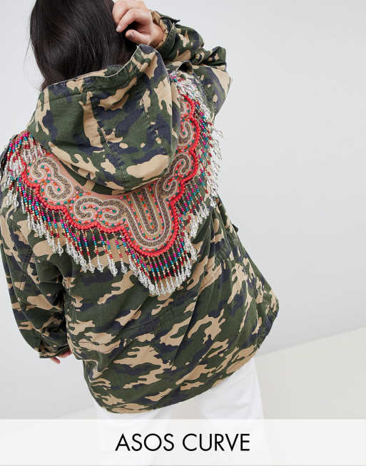 ASOS DESIGN – Curve – Kamouflagefärgad parkas med utsmyckning