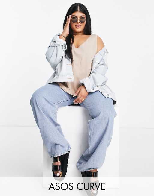 ASOS DESIGN Curve - Karamelbrun top med dyb, rund hals i bomuldsblanding