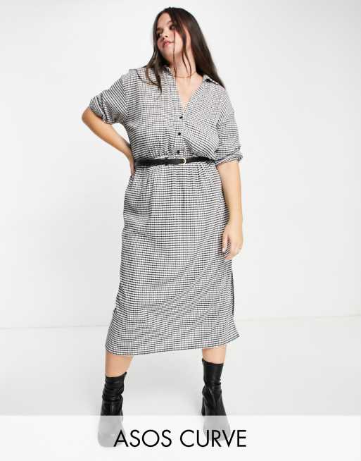 ASOS DESIGN Curve – Kariertes Midi-Hemdkleid mit kurzen Ärmeln und Gürtel in Schwarz-Weiß