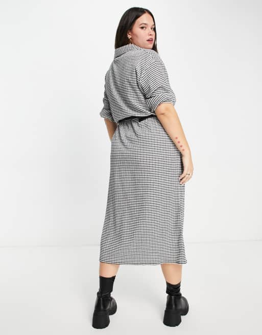 ASOS DESIGN Curve – Kariertes Midi-Hemdkleid mit kurzen Ärmeln und Gürtel in Schwarz-Weiß, 2 von 4