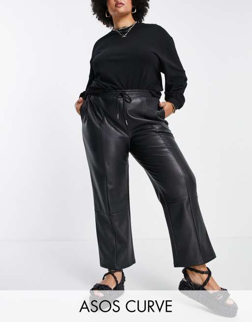ASOS DESIGN Curve – Karottenhose aus Kunstleder in Schwarz