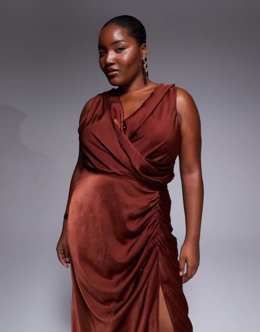 ASOS DESIGN Curve - Kastanjebrun draperet maxikjole i satin med slids foran, 2 af 4